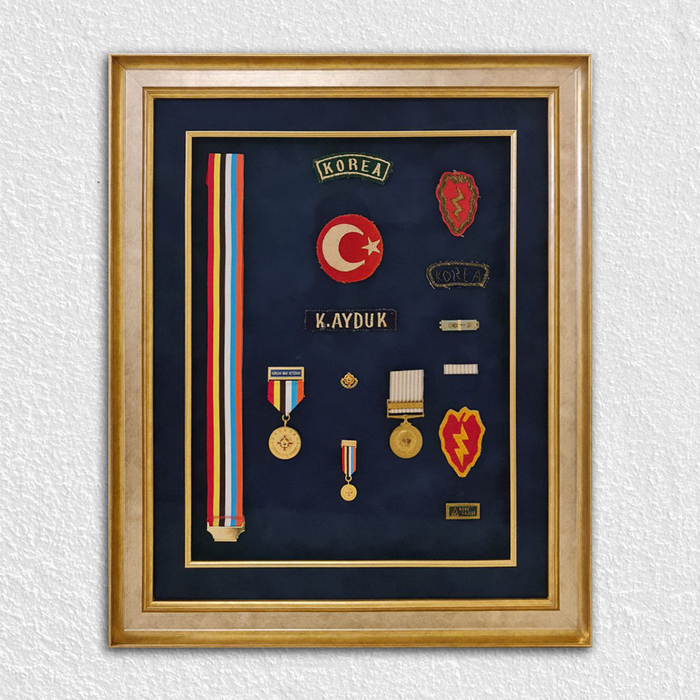 Altın / Gümüş Ahşap Çerçeve - Kırmızı Zeminli