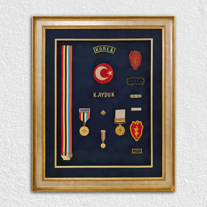 Altın / Gümüş Ahşap Çerçeve - Kırmızı Zeminli